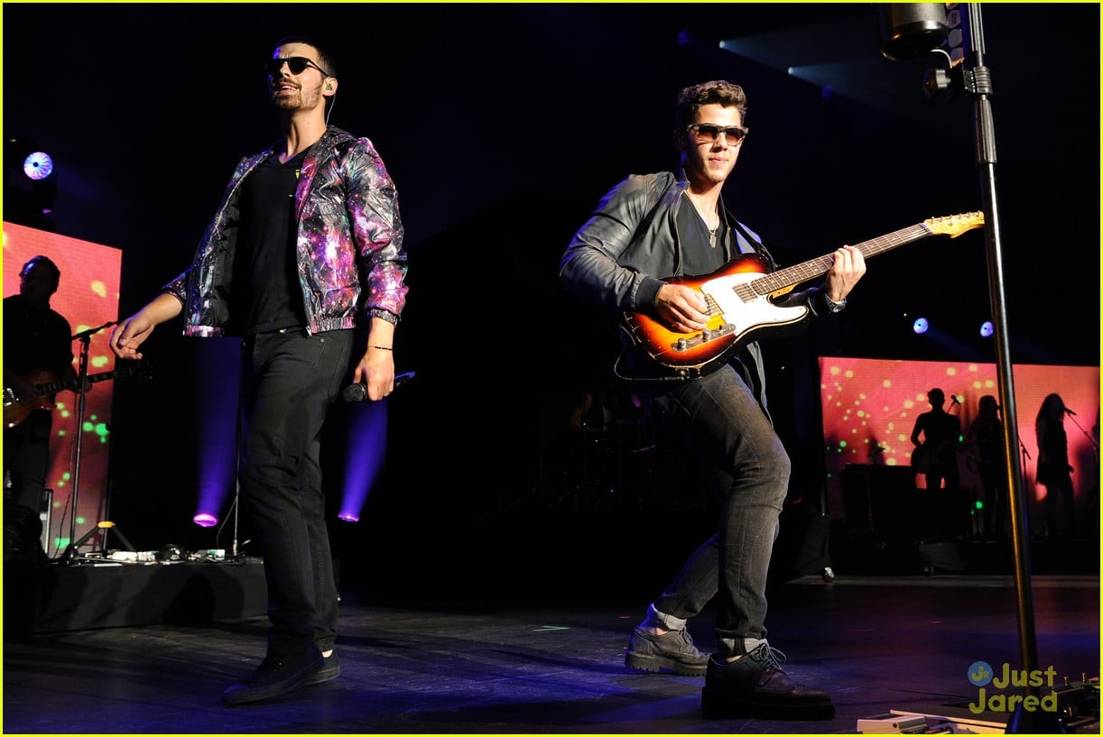 Jonas Brothers Boston Concert Pics! Photo 579985 Photo Gallery