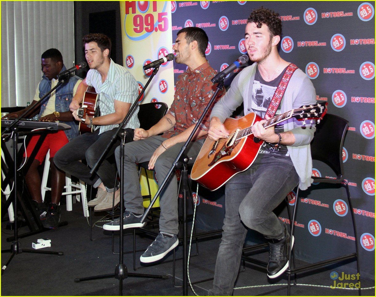 Full Sized Photo of jonas brothers fan special concert 09 Jonas