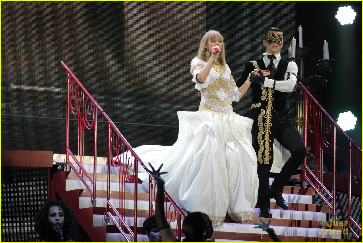 full-sized-photo-of-taylor-swift-vancouver-red-stop-06-taylor-swift