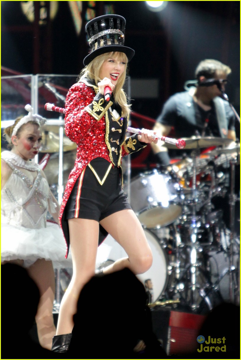 taylor-swift-vancouver-red-tour-stop-pics-photo-573885-photo