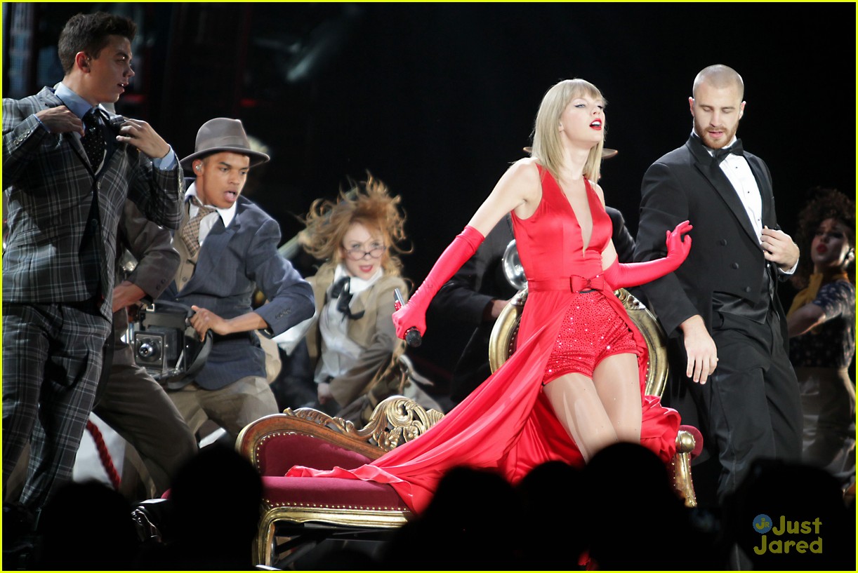 Taylor Swift: Vancouver 'Red' Tour Stop Pics! | Photo 573895 - Photo ...