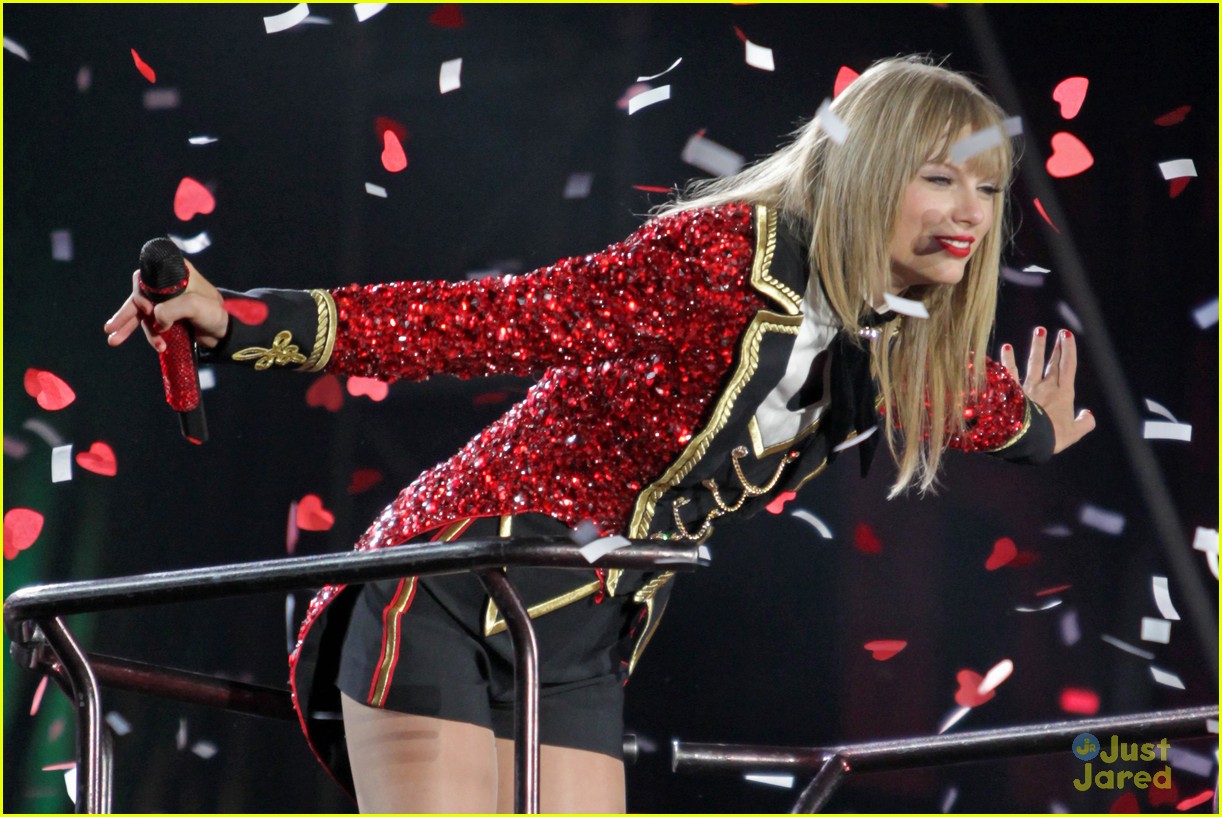 taylor-swift-vancouver-red-tour-stop-pics-photo-573877-photo