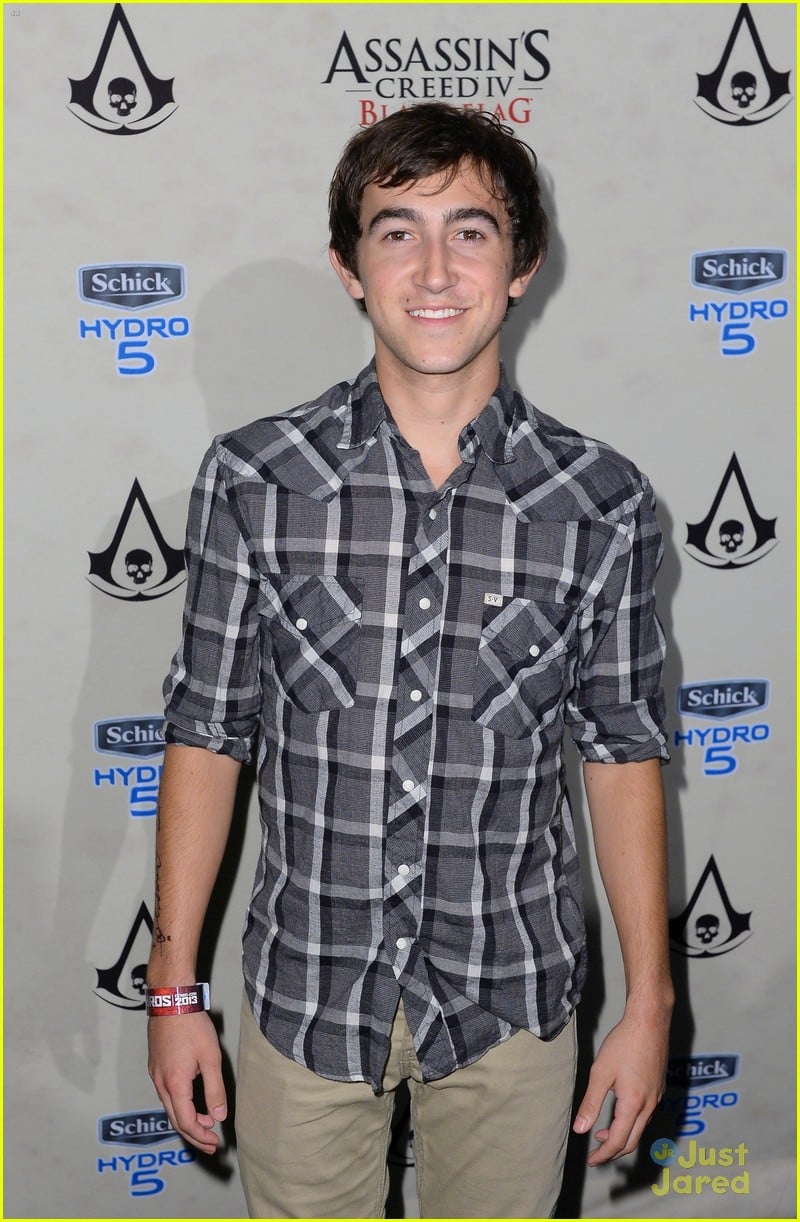 Full Sized Photo of vincent martella phineas star wars 07 | Vincent