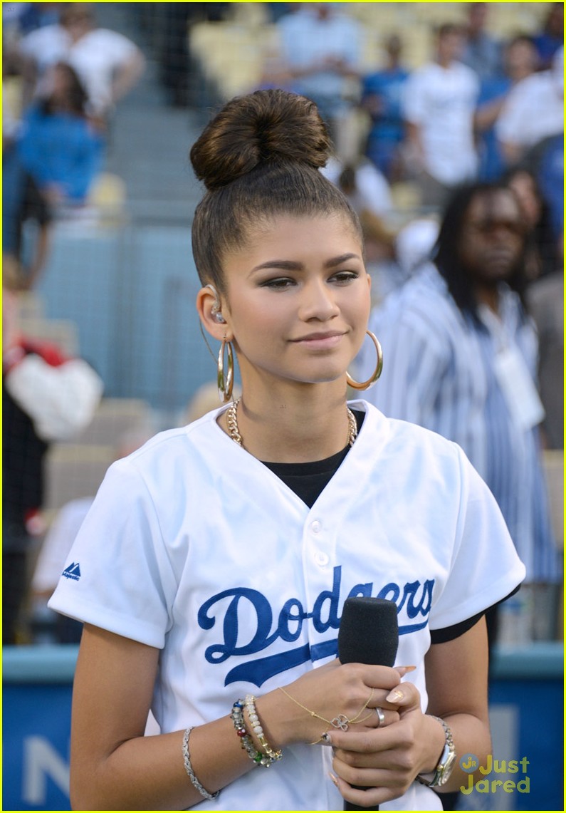 Zendaya Sings National Anthem at Dodgers Baseball Game | Photo 582352