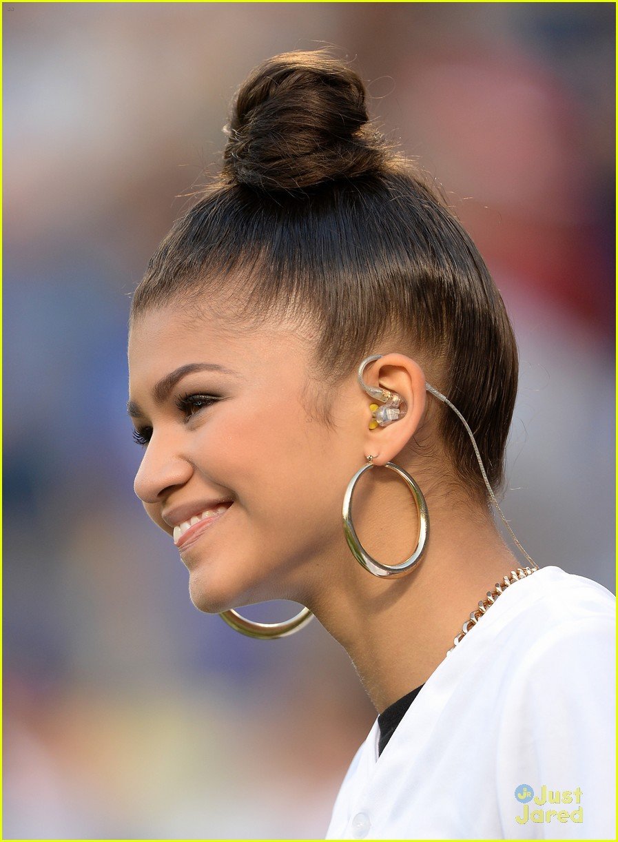 Zendaya Sings National Anthem at Dodgers Baseball Game | Photo 582353