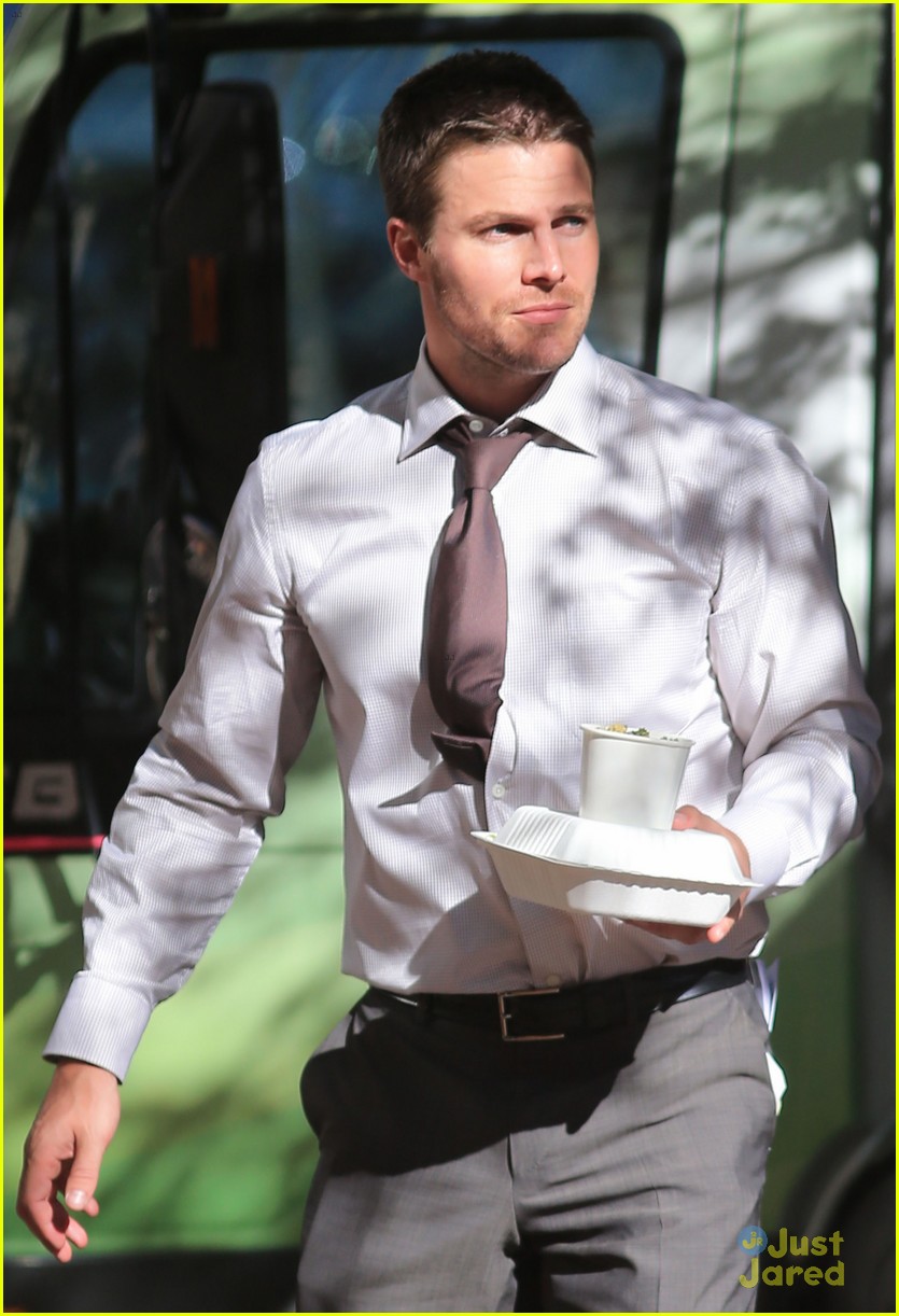 Stephen Amell Suits Up for 'Arrow' Photo 585202 Photo Gallery Just Jared Jr.