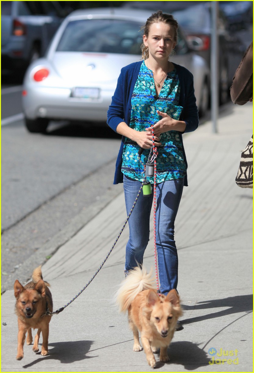 Britt Robertson Walks Dogs in Vancouver | Photo 590997 - Photo Gallery ...