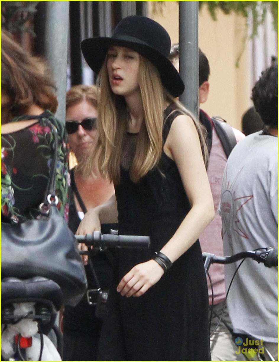 Full Sized Photo of emma roberts taissa farmiga american horror story