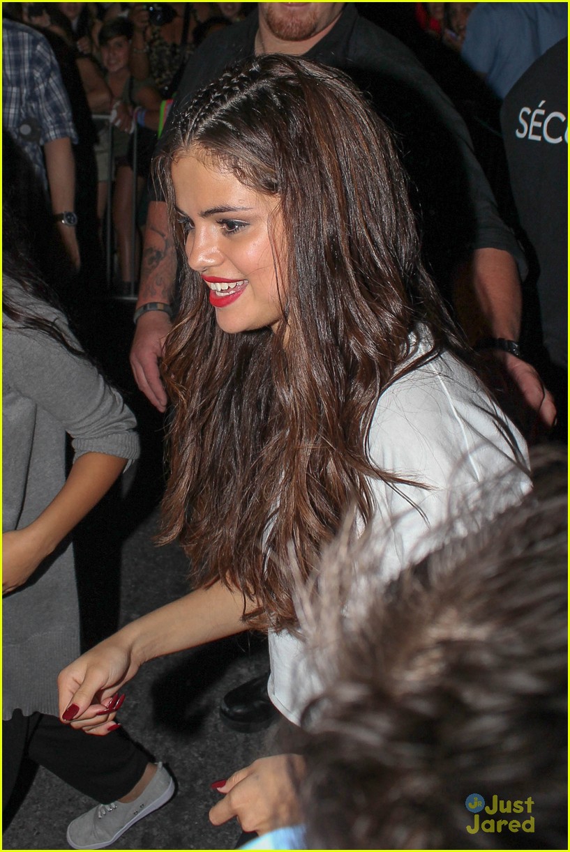 Selena Gomez Surprised by Fans in Montreal! (Video) | Photo 590855 ...