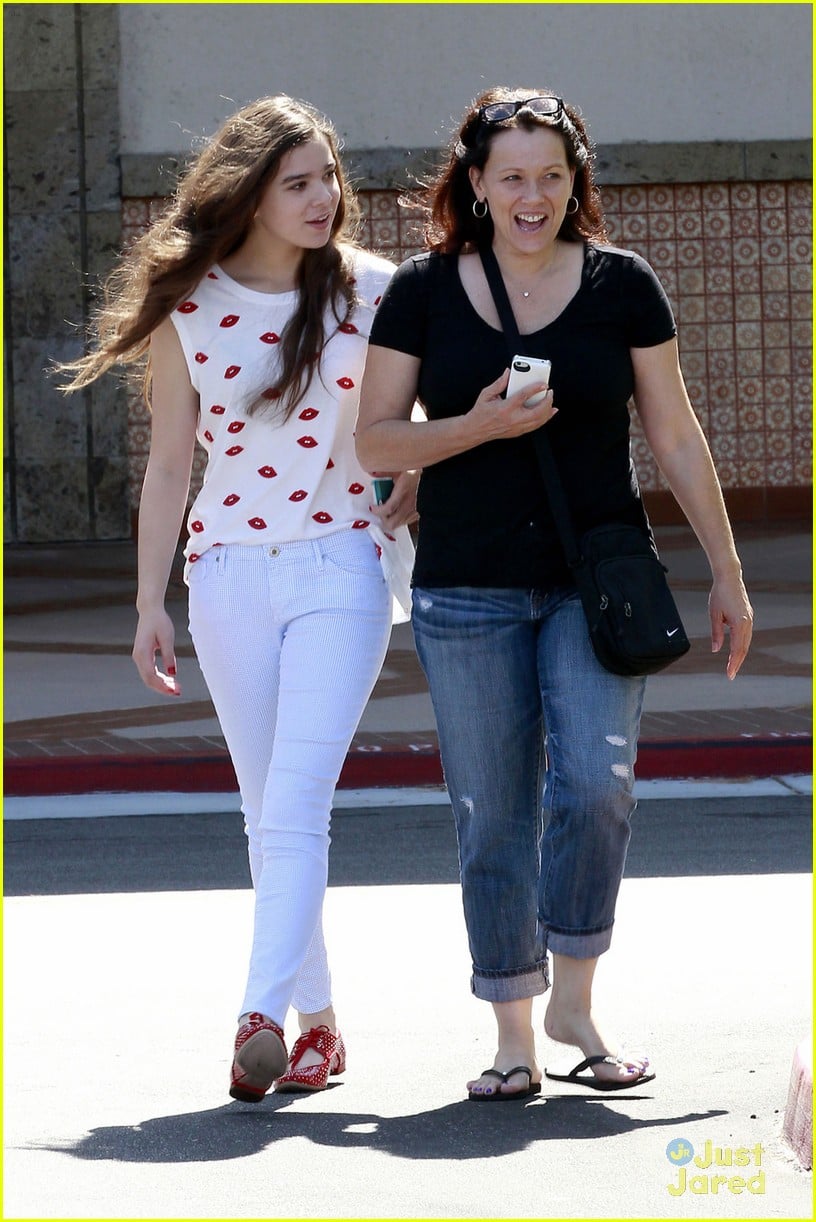 Hailee Steinfeld Mall Run with Mom Cheri Photo 584185 Photo