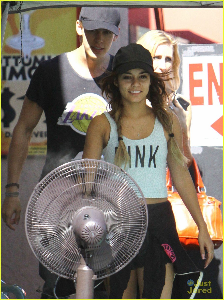 Full Sized Photo of vanessa hudgens austin butler lunch couple 08