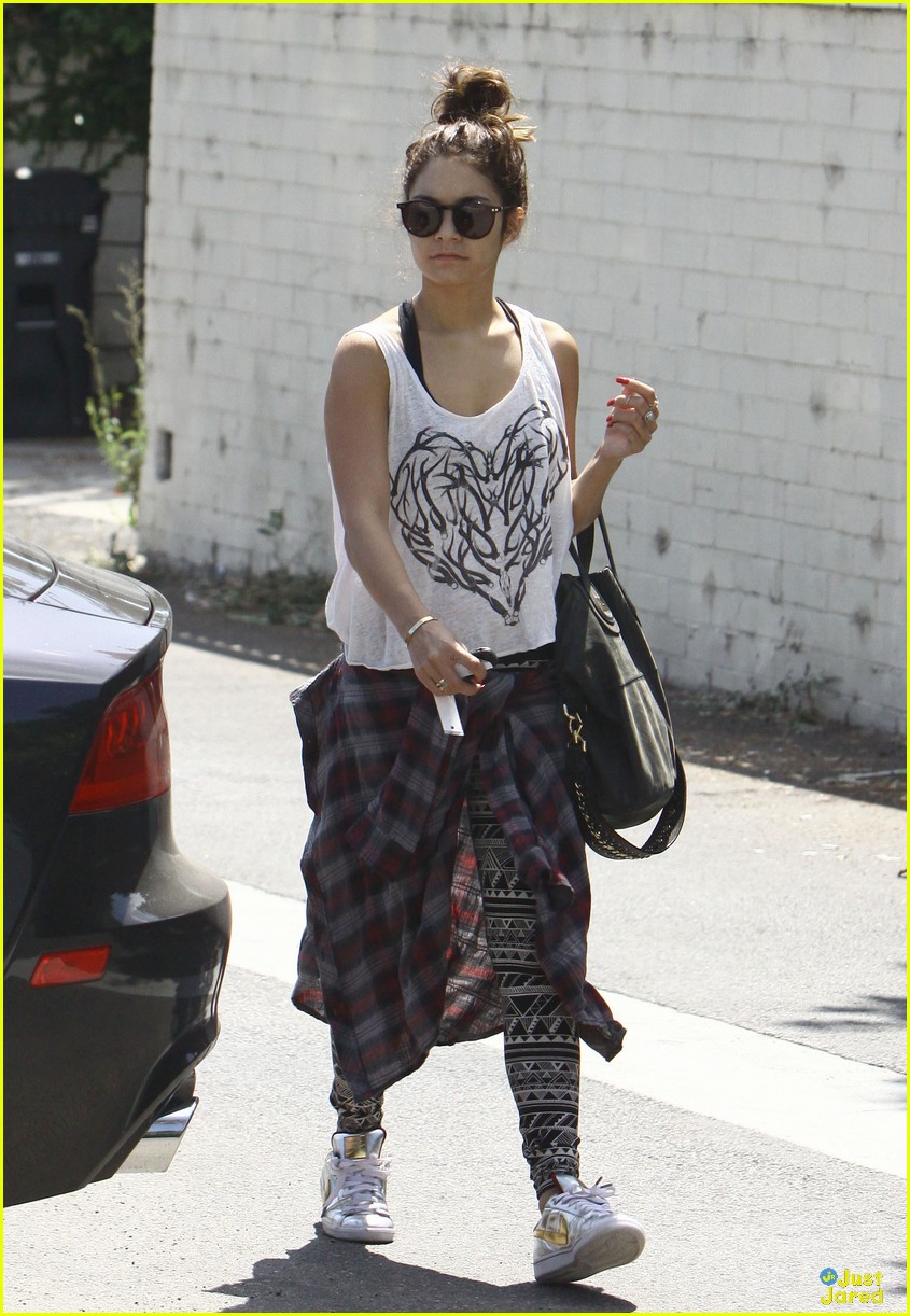 Vanessa Hudgens: Grungy Gas Stop | Photo 584239 - Photo Gallery | Just