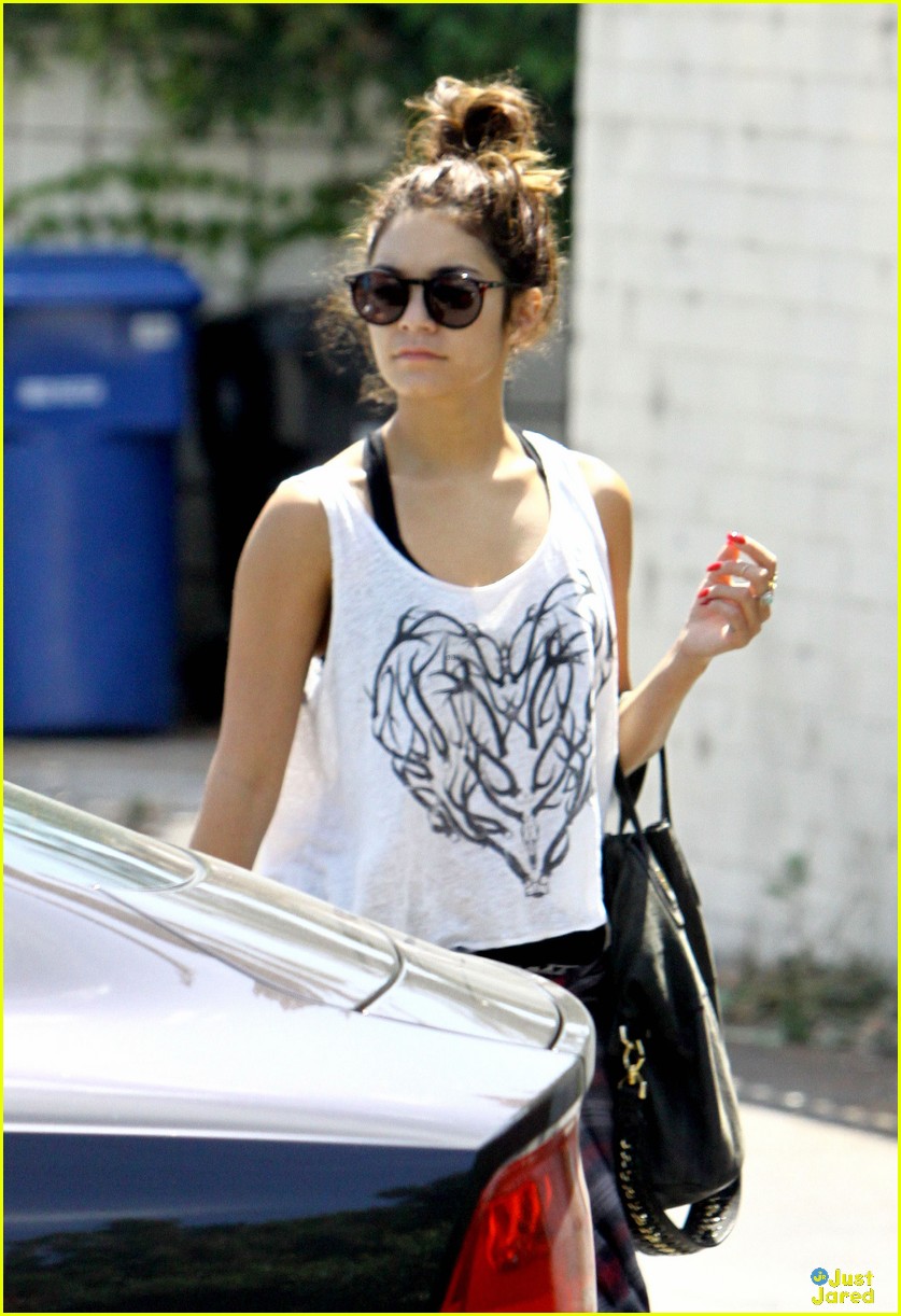 Vanessa Hudgens: Grungy Gas Stop | Photo 584241 - Photo Gallery | Just