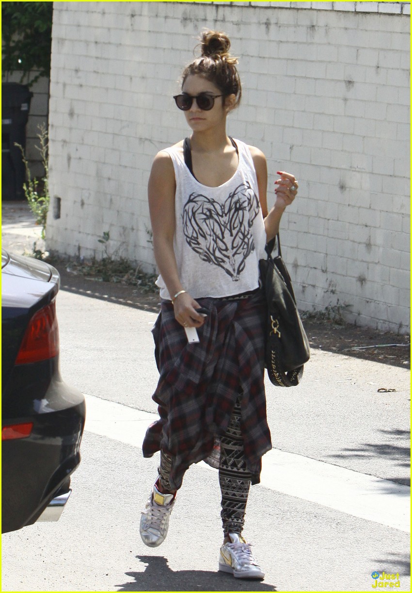 Full Sized Photo of vanessa hudgens gas station stop 05 | Vanessa