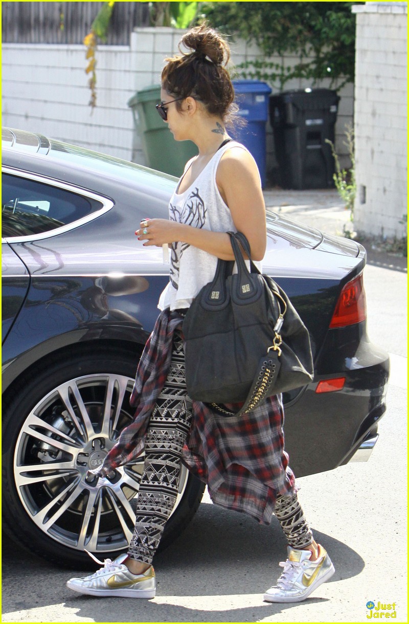 Full Sized Photo of vanessa hudgens gas station stop 08 | Vanessa