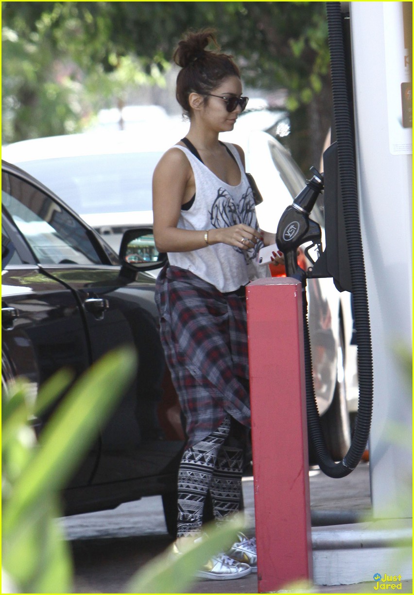 Vanessa Hudgens: Grungy Gas Stop | Photo 584248 - Photo Gallery | Just