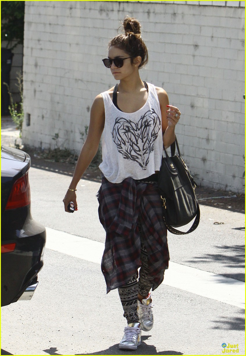 Vanessa Hudgens: Grungy Gas Stop | Photo 584249 - Photo Gallery | Just