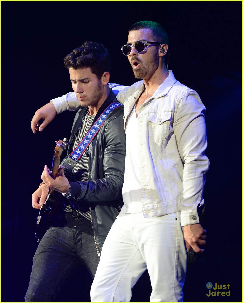 Full Sized Photo of jonas brothers palm beach concert pics 03 Jonas