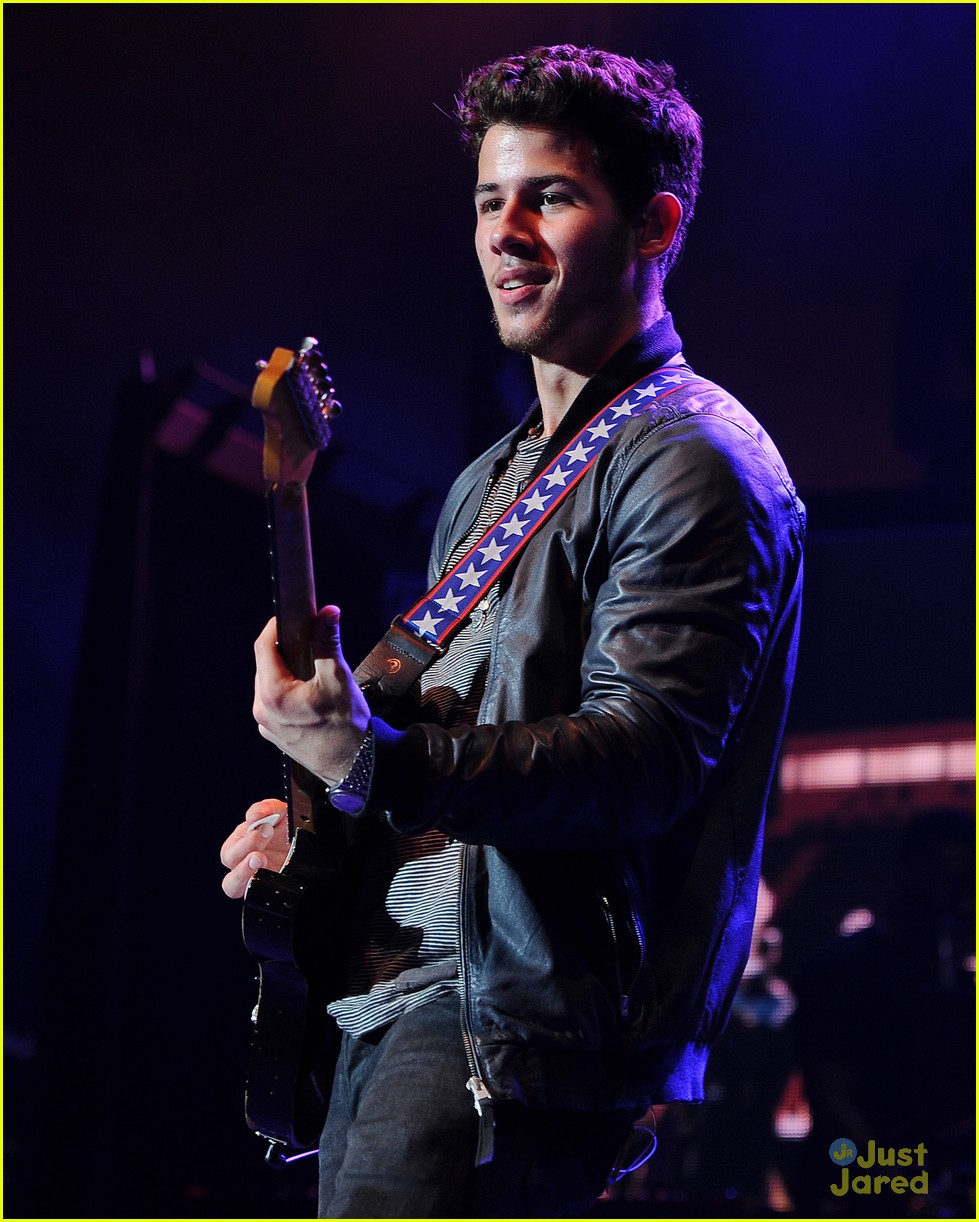 Jonas Brothers Tampa Performance Pics! Photo 584260 Photo Gallery