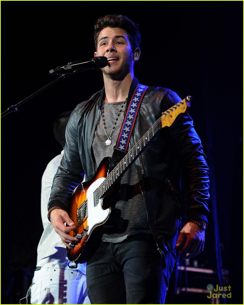 Jonas Brothers Tampa Performance Pics! Photo 584269 Photo Gallery
