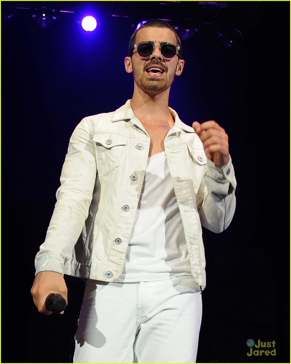 Jonas Brothers Tampa Performance Pics! Photo 584270 Photo Gallery