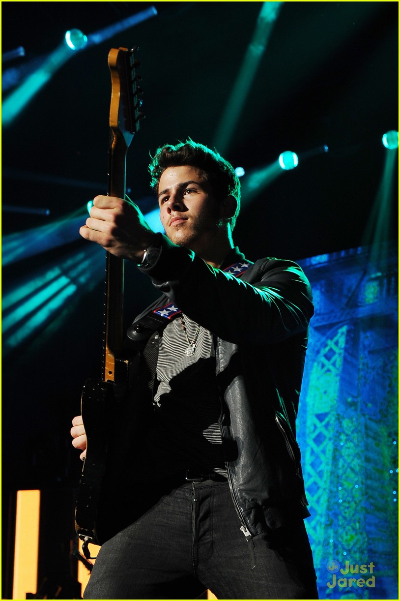 Jonas Brothers Tampa Performance Pics! Photo 584274 Photo Gallery