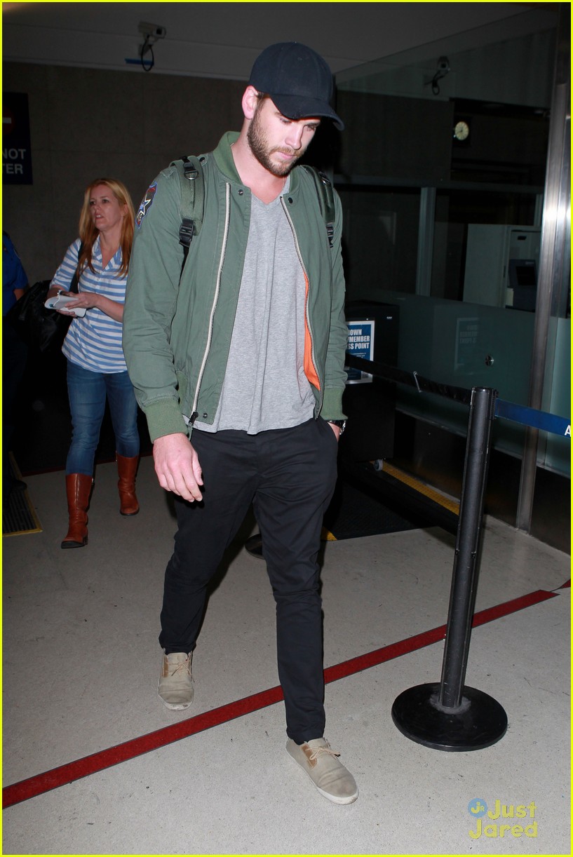 Liam Hemsworth Arrives at LAX Airport | Photo 585095 - Photo Gallery ...