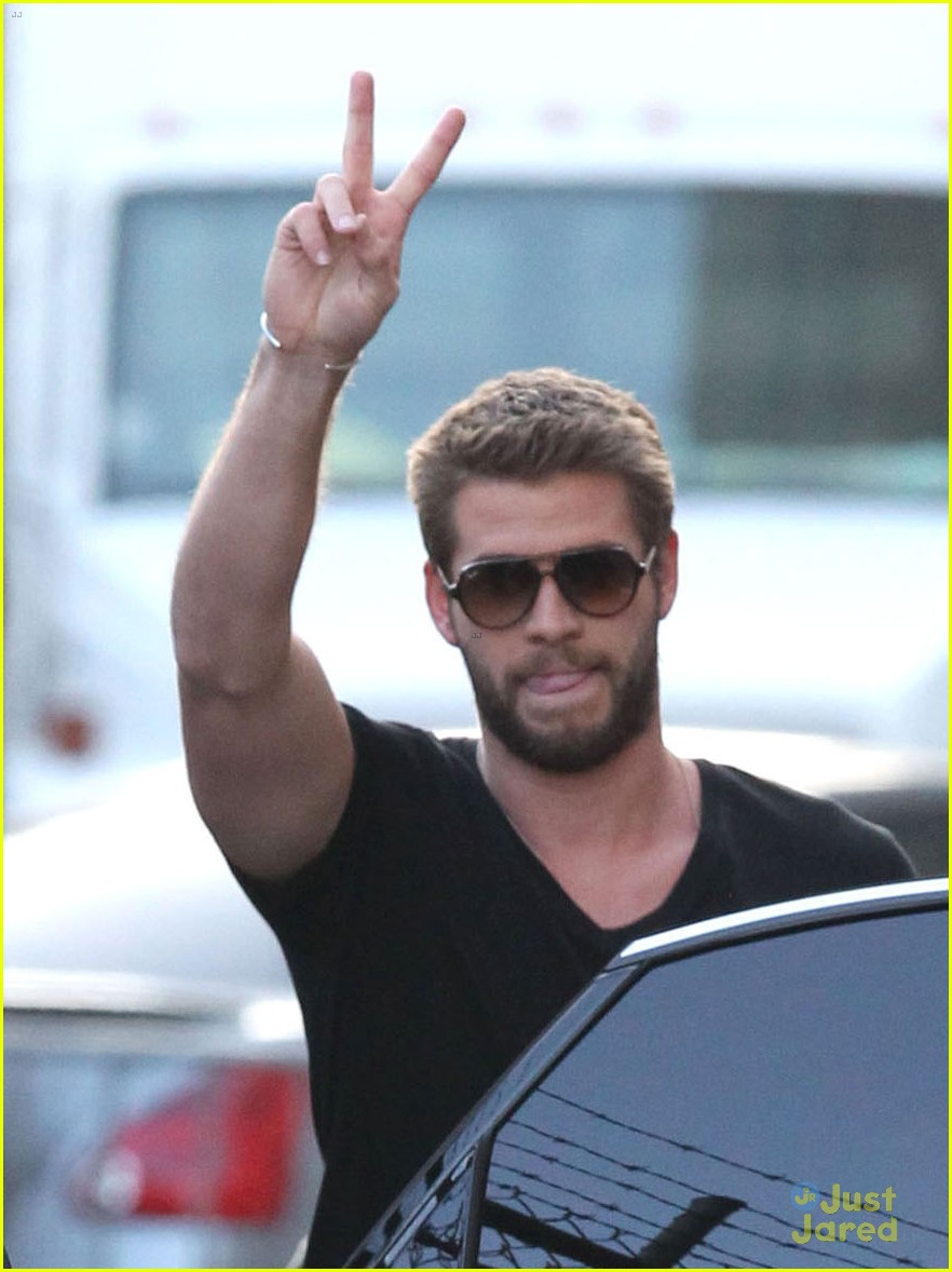 Full Sized Photo of liam hemsworth jimmy kimmel live appearance watch