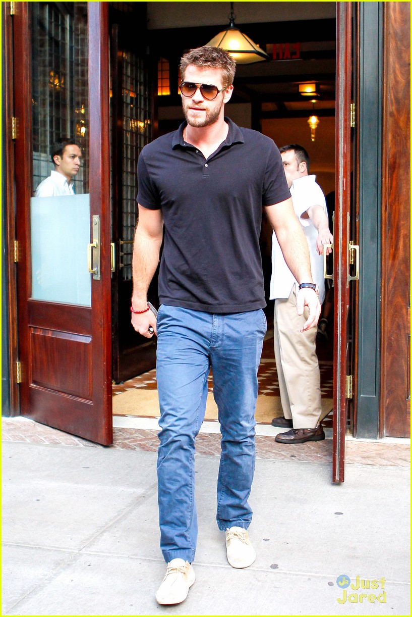 Liam Hemsworth Promotes 'Paranoia' at the Apple Store! | Photo 584481 ...