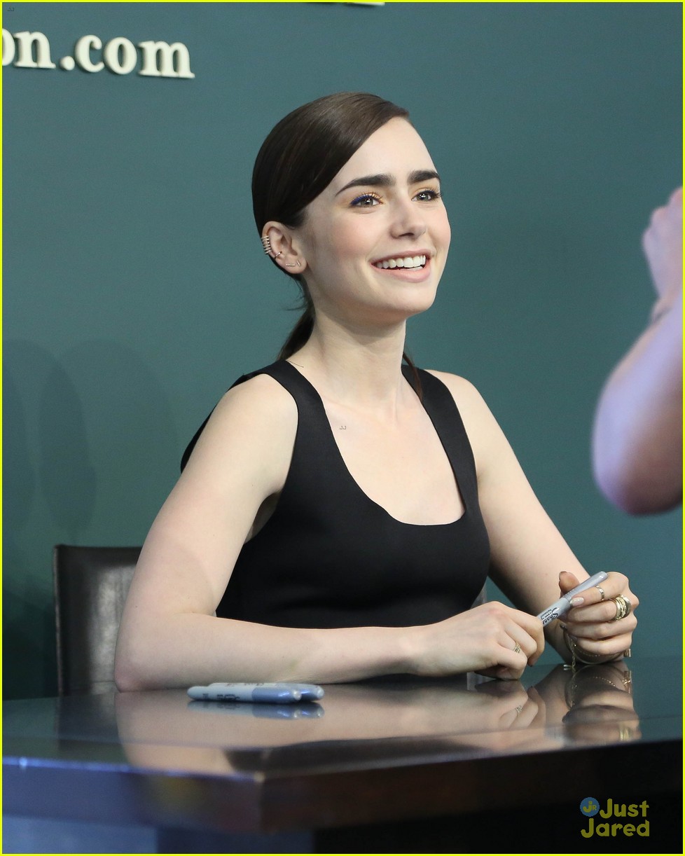 Lily Collins: 'Seventeen' Magazine Cover Signing! | Photo 584843