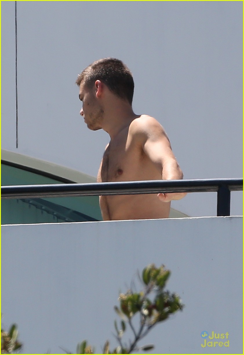 Liam Payne Shirtless On Hotel Balcony Photo Photo Gallery Just Jared Jr