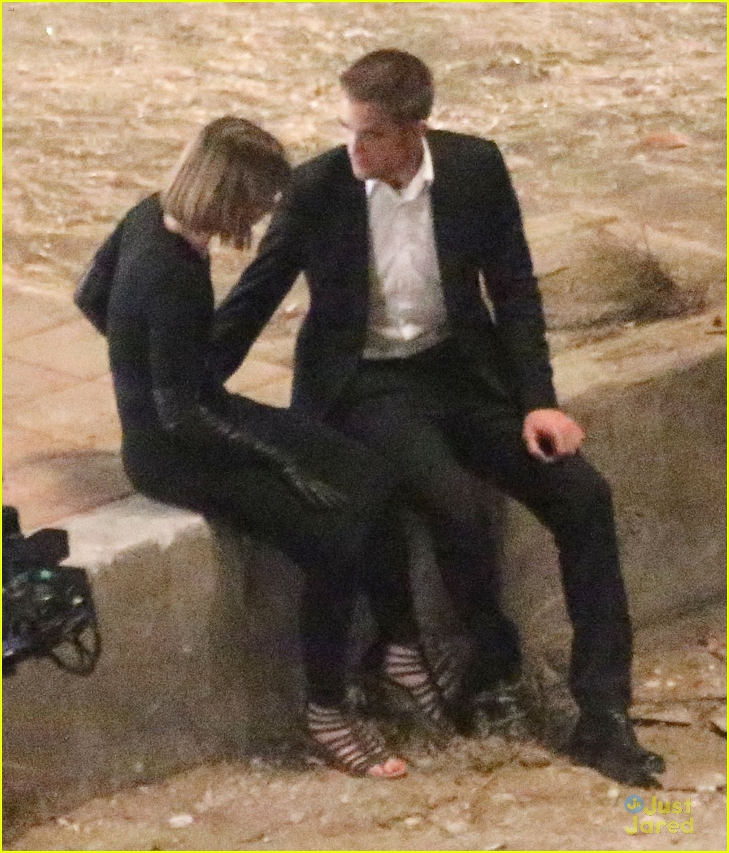 Robert Pattinson Shoots Romantic Scene with Mia Wasikowska | Photo ...