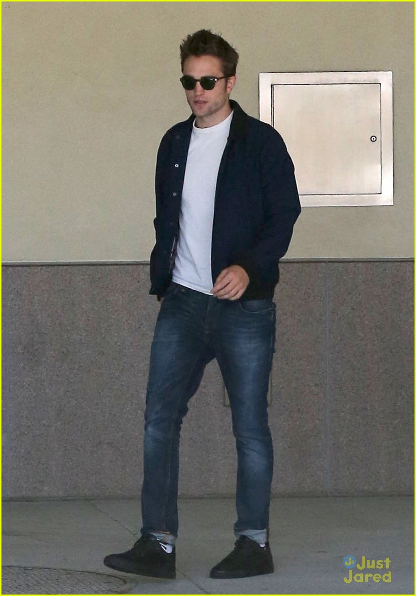 Robert Pattinson: Office Building Exit | Photo 588664 - Photo Gallery ...