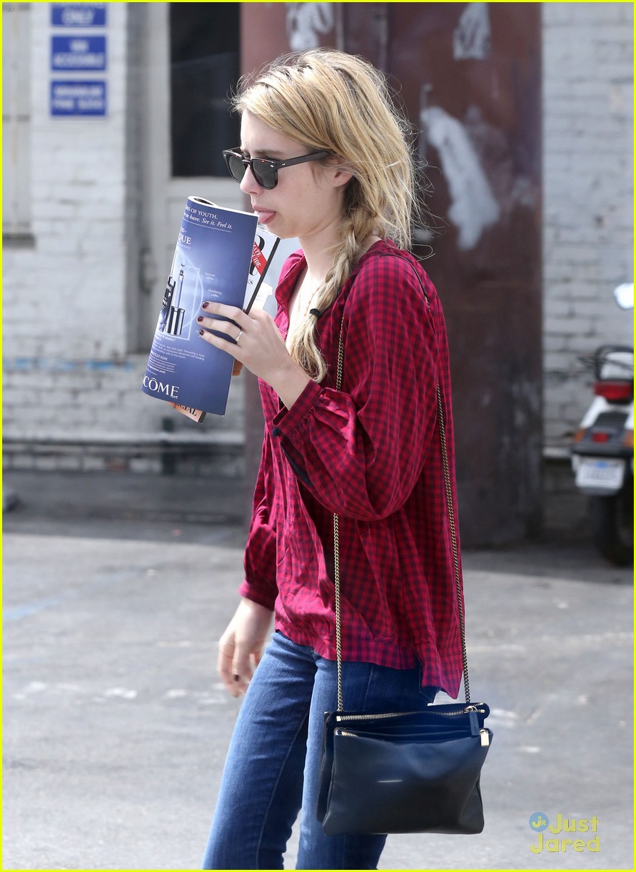 Full Sized Photo of emma roberts starbucks pick up 08 | Emma Roberts