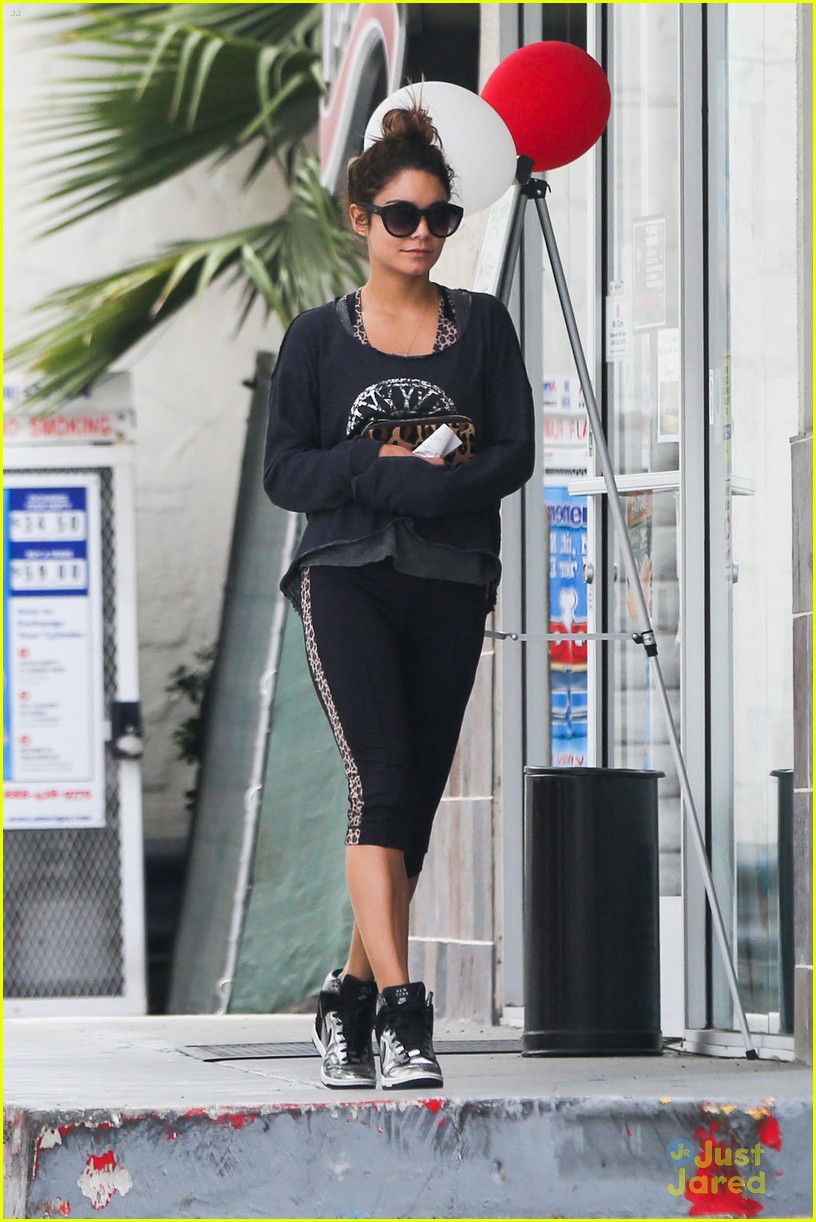 Full Sized Photo of vanessa hudgens joans lunch 06 | Vanessa Hudgens