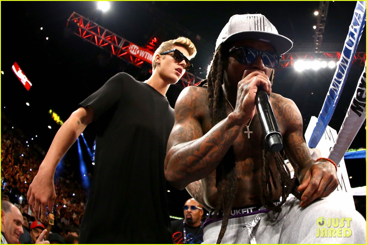 Justin Bieber Escorts Floyd Mayweather Into the Ring! Photo 597709