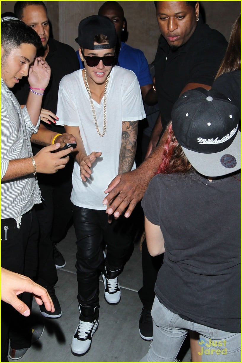 Justin Bieber Shows Off Mustache While Out Bowling | Photo 593814 ...