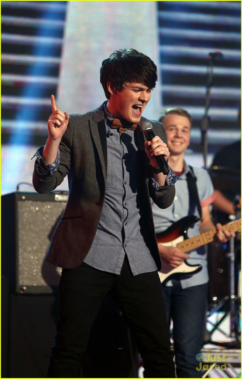 Brad Kavanagh Performs New Song 'Window' at Fruit Shoot Skill Awards