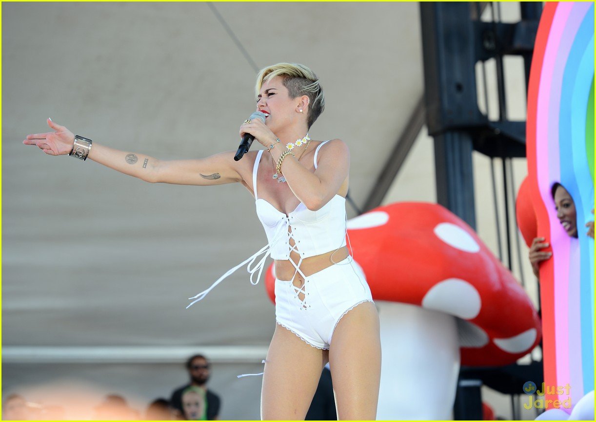 Miley Cyrus Goes Sheer For IHeartRadio Festival Photo Photo Gallery Just Jared Jr