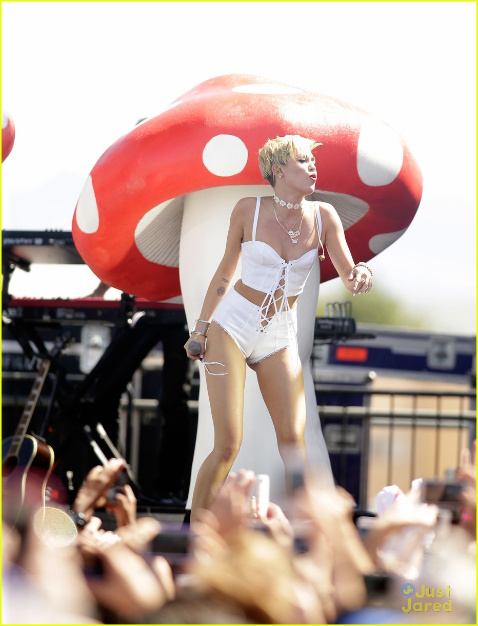 Miley Cyrus Goes Sheer For IHeartRadio Festival Photo Photo Gallery Just Jared Jr