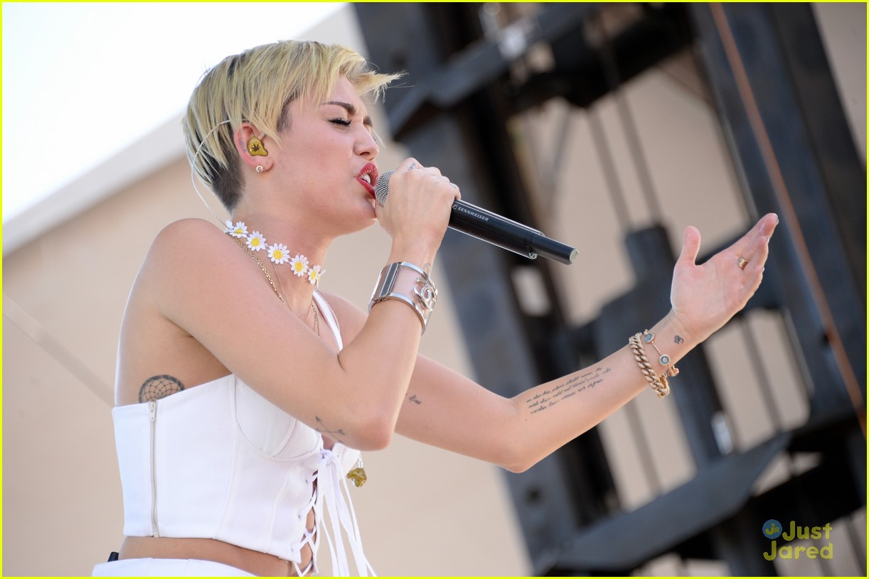 Miley Cyrus Goes Sheer For Iheartradio Festival Photo 600165 Photo Gallery Just Jared Jr 