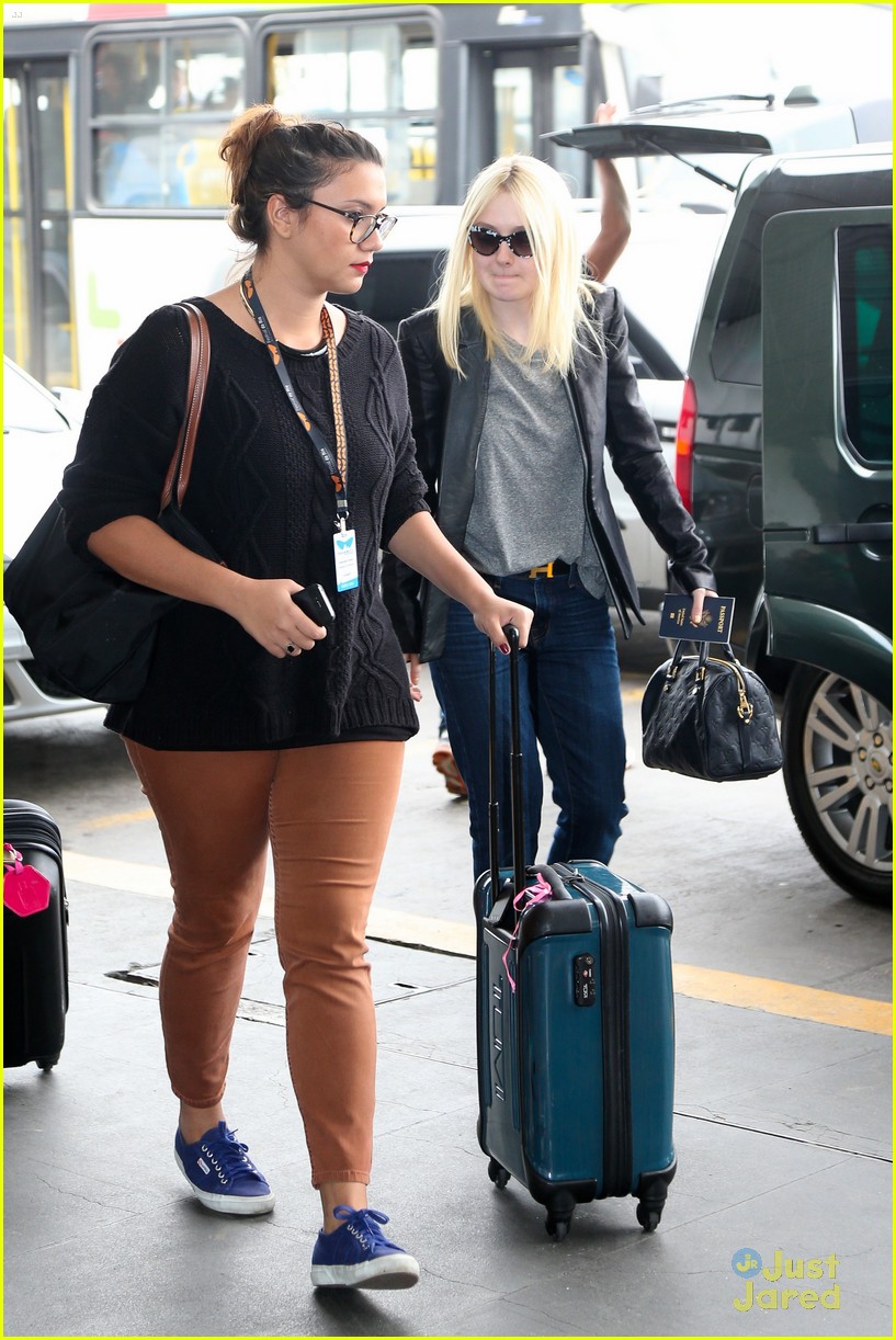 Dakota Fanning: Airport Fan Pics After Rio Film Festival | Photo 603120