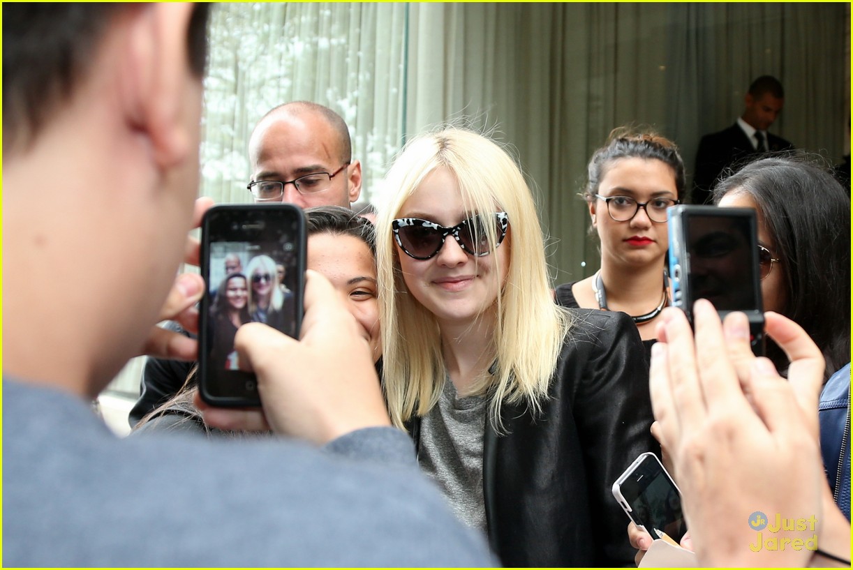 Dakota Fanning: Airport Fan Pics After Rio Film Festival | Photo 603121