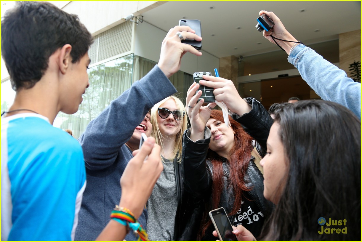 Dakota Fanning: Airport Fan Pics After Rio Film Festival | Photo 603123