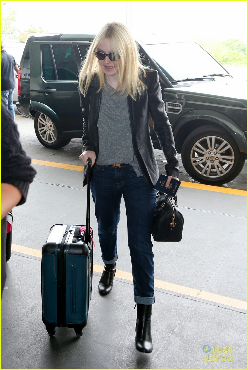 Full Sized Photo of dakota fanning fan pics airport 08 | Dakota Fanning