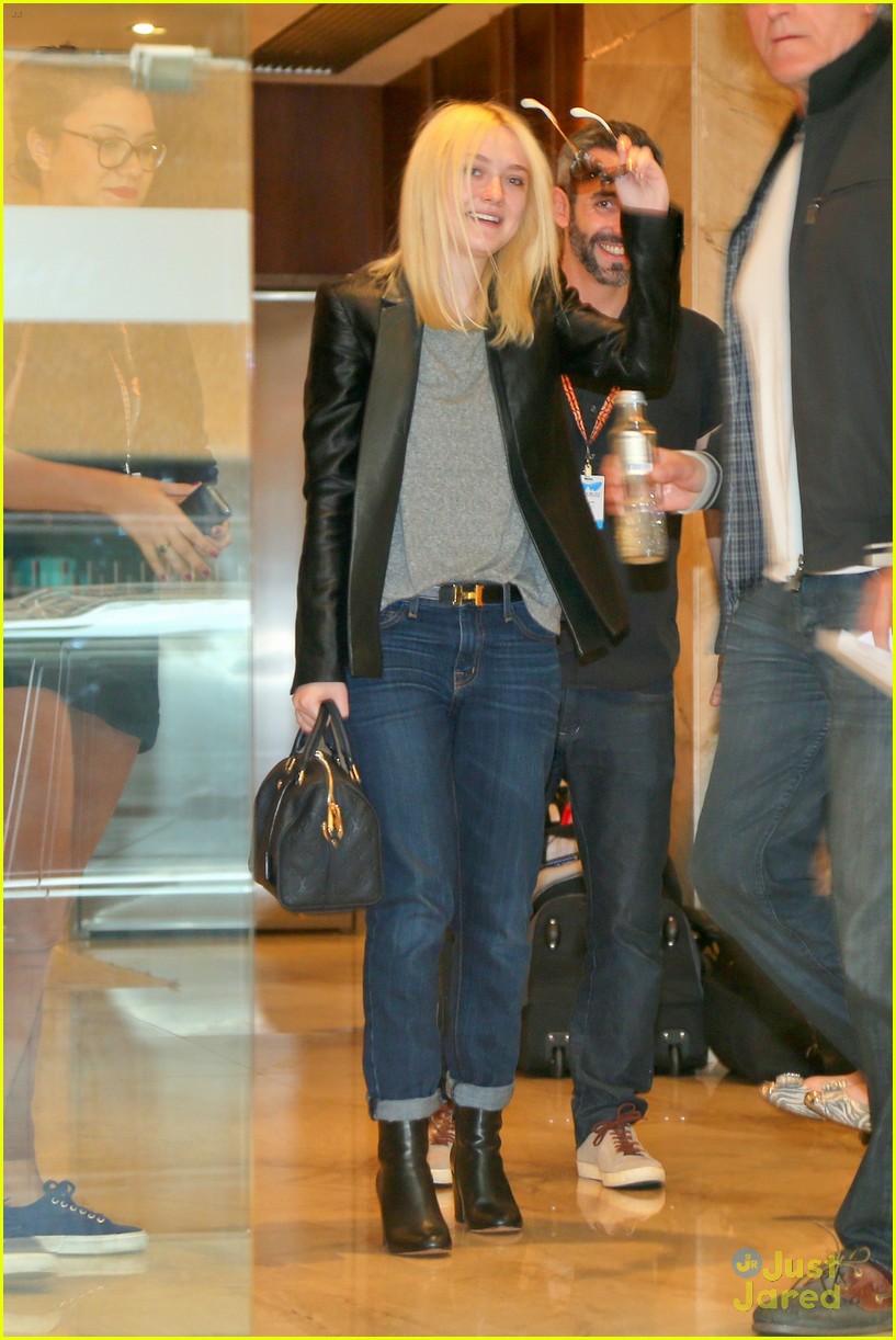 Full Sized Photo of dakota fanning fan pics airport 10 | Dakota Fanning