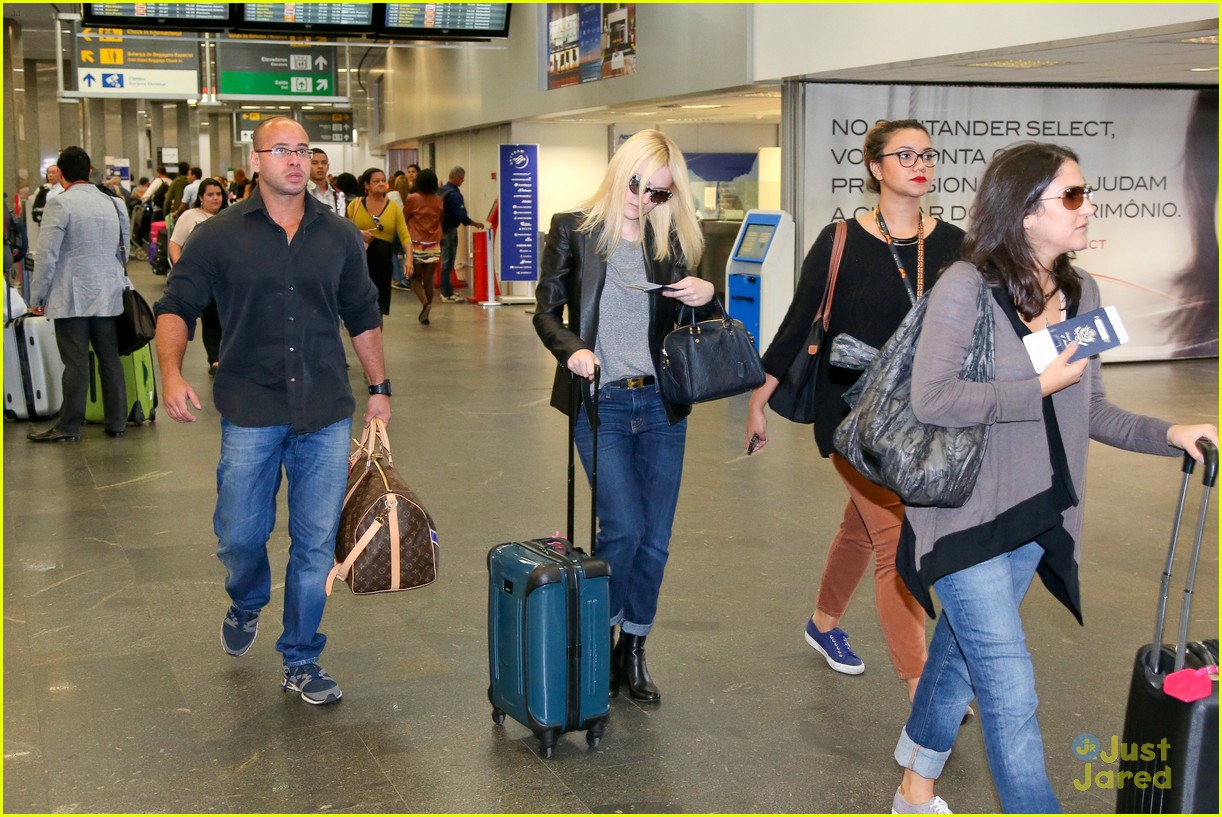 Full Sized Photo of dakota fanning fan pics airport 14 | Dakota Fanning