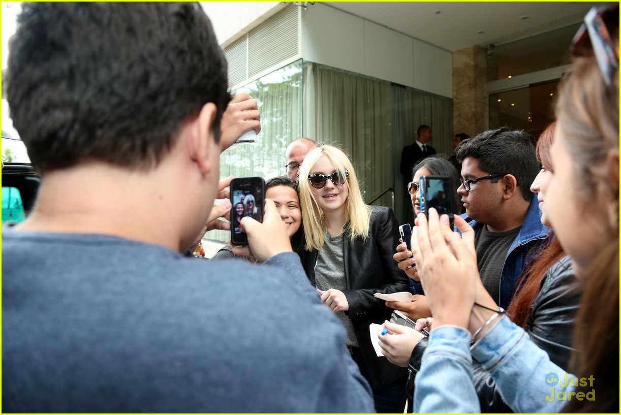 Full Sized Photo of dakota fanning fan pics airport 17 | Dakota Fanning