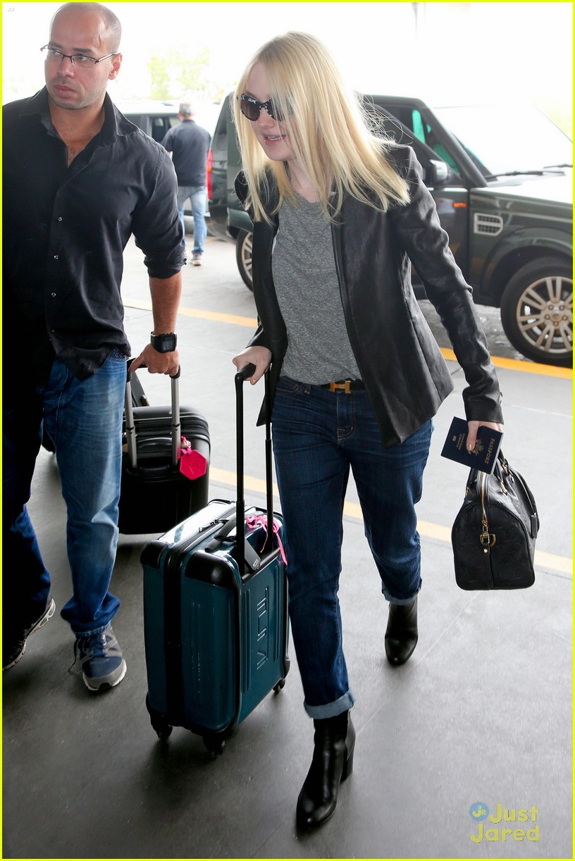 Dakota Fanning: Airport Fan Pics After Rio Film Festival | Photo 603142