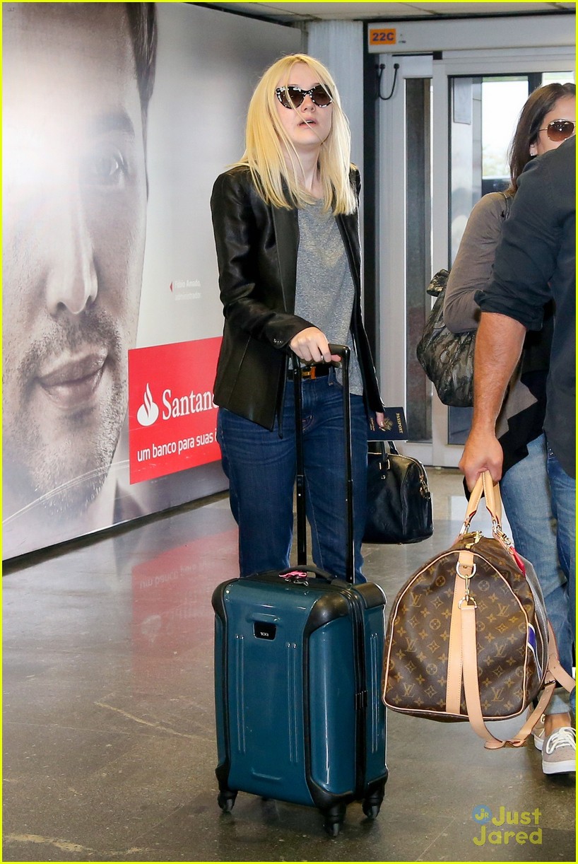 Full Sized Photo of dakota fanning fan pics airport 26 | Dakota Fanning